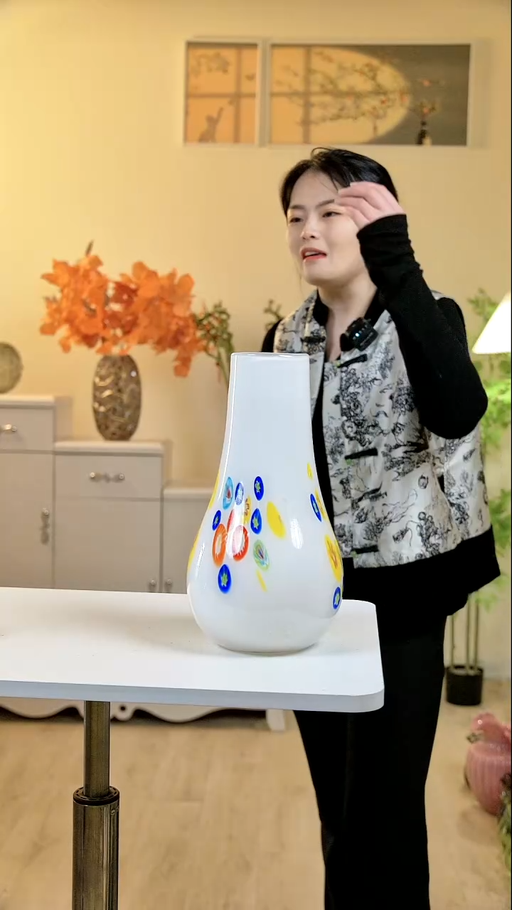 有机玻璃白色彩绘花瓶