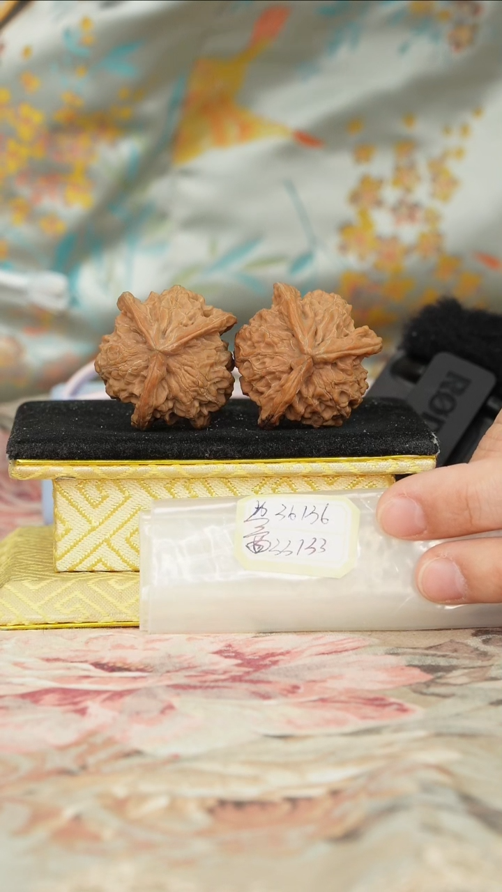 【闪购商品】文玩核桃把件盘山三棱