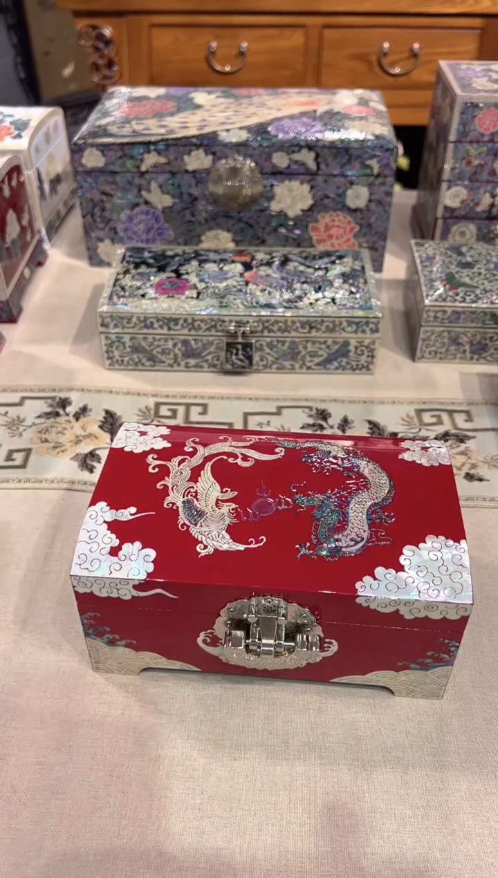【闪购商品】大红鱼锁绒布底·弘贝雅螺钿漆器文化馆