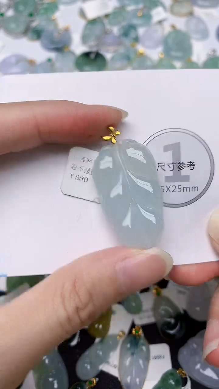 颈饰18K金镶嵌翡翠天然A货翡翠