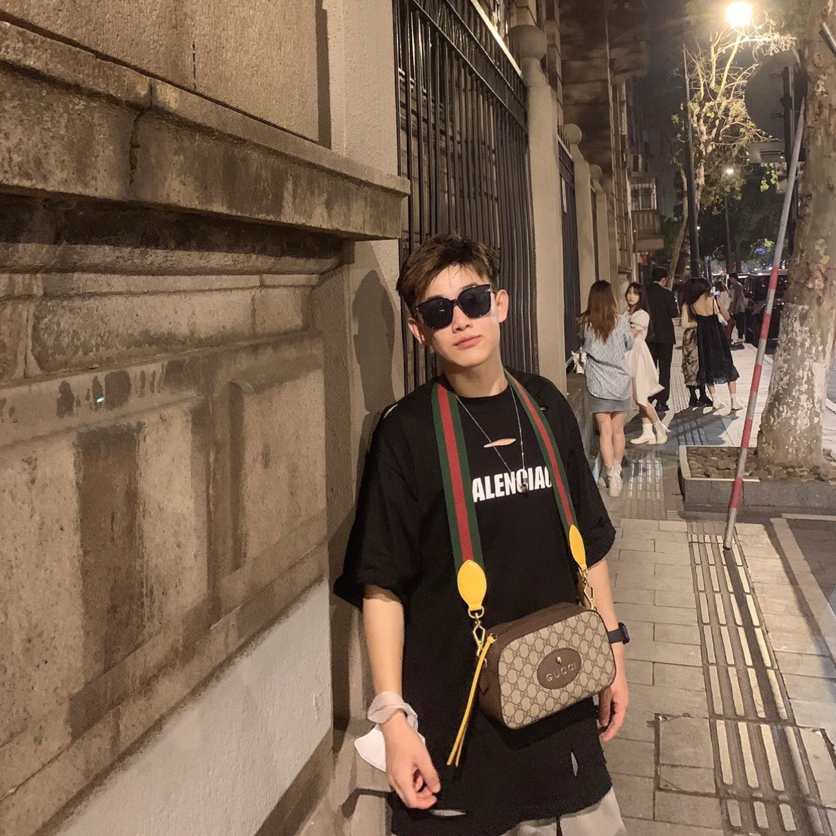 【专柜-同款】经典时尚潮流男女同款邮差相机包-A