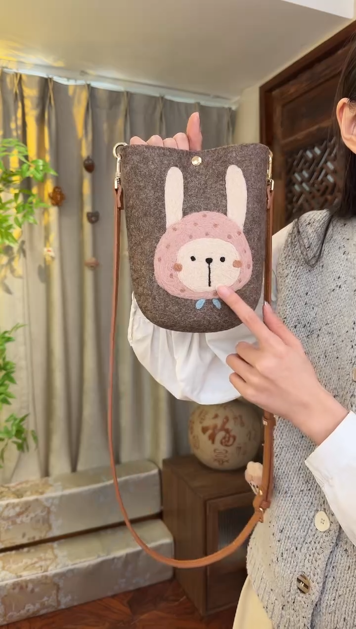 羊毛非遗羊毛毡包 手机包兔子