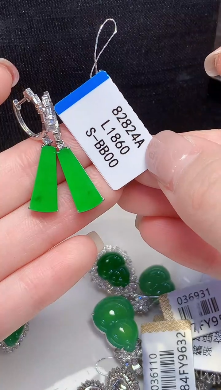 18K金镶嵌翡翠耳饰L1860多样性发其一