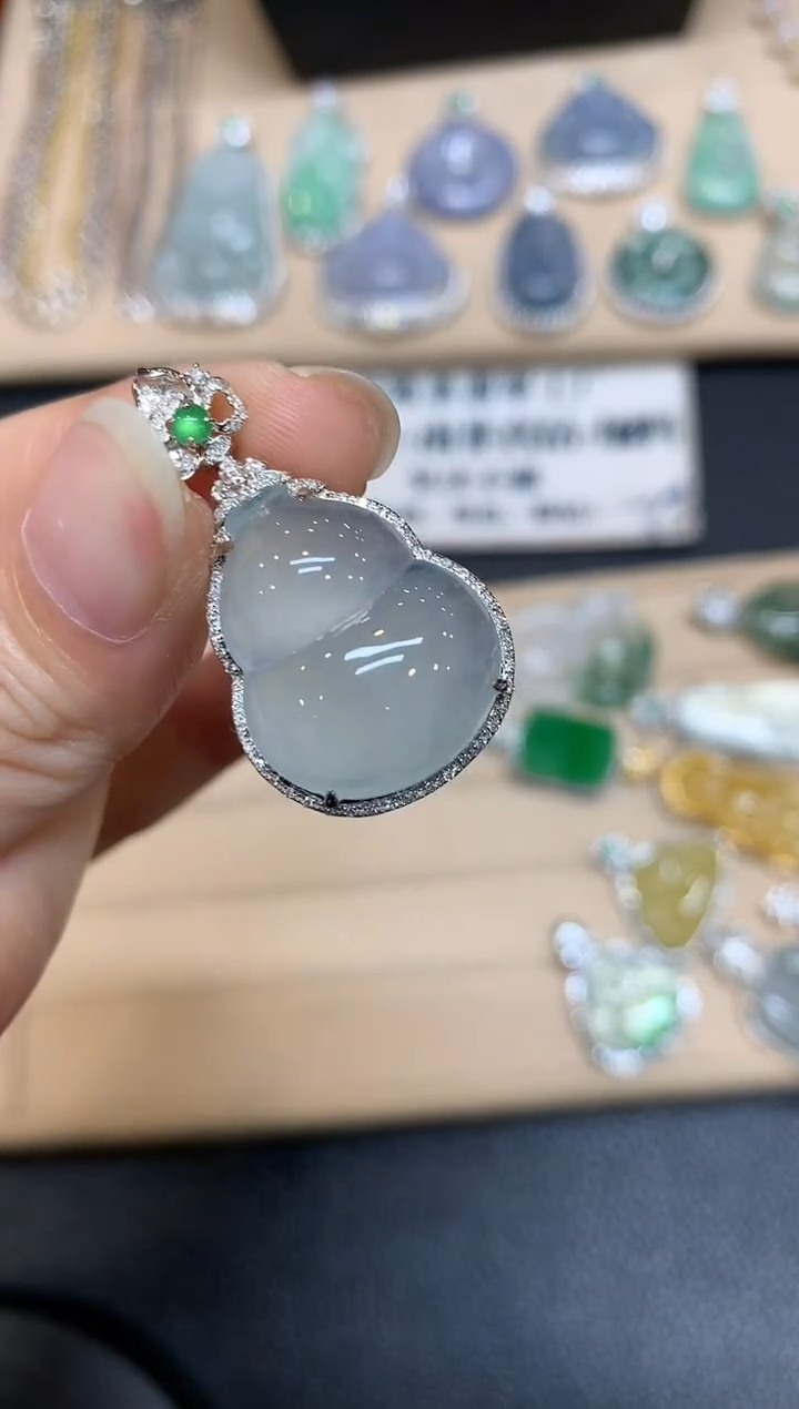 【闪购商品】翡翠颈饰18K金镶嵌葫芦【无服务费