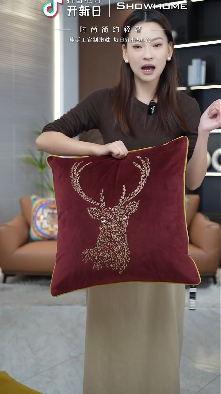 刺绣麋鹿红色50X50带芯