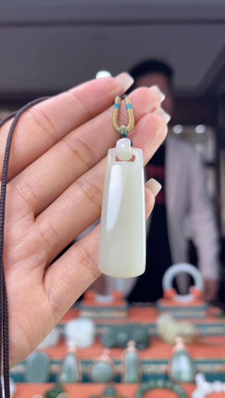 颈饰未镶嵌和田玉岁**声佩佩