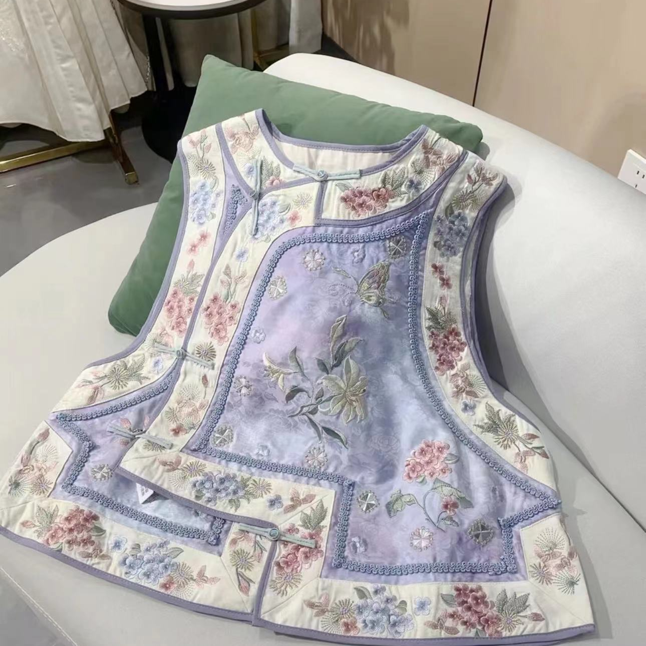 蓝色碎花2025新重工花朵百万针刺绣上衣女新款无袖轻奢国风马甲