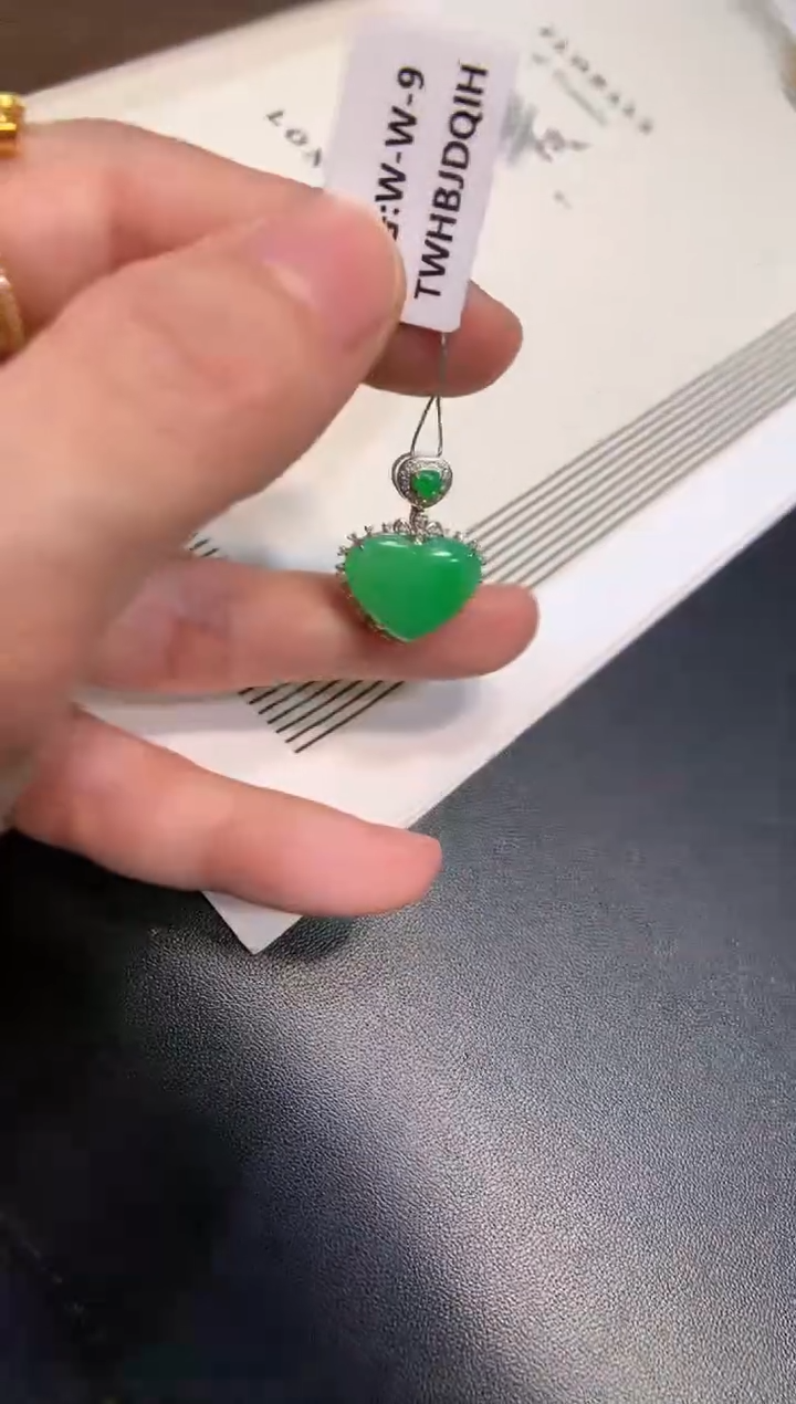 颈饰18K金镶嵌翡翠爱心