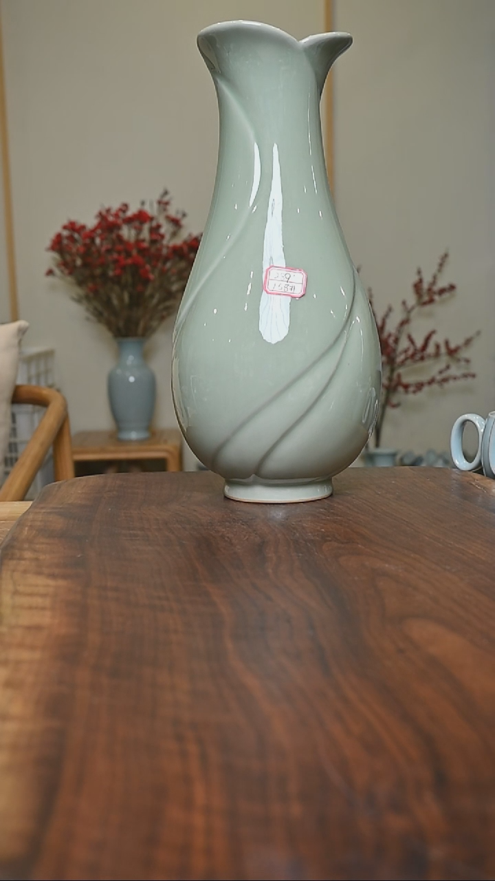 【闪购商品】其他158#玉兰花瓶 微瑕荷叶青釉 朱家款