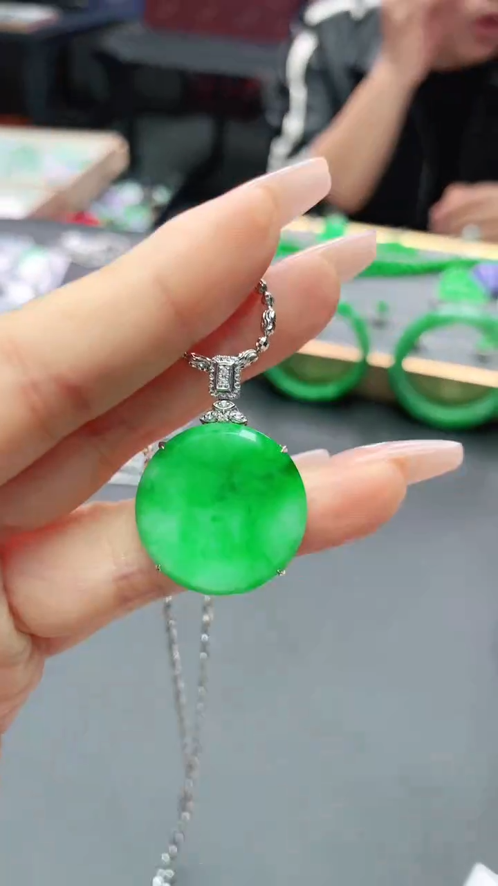【闪购商品】翡翠颈饰18K金镶嵌赠礼盒证书