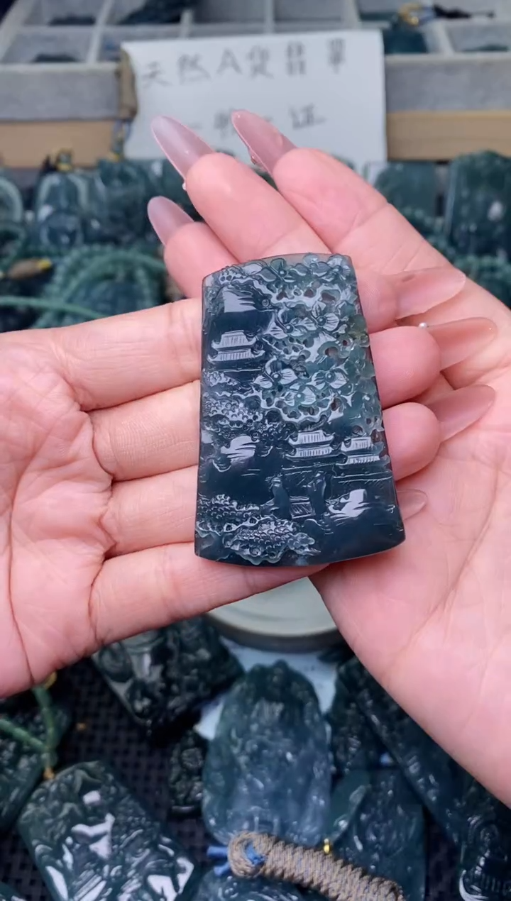 翡翠未镶嵌颈饰          