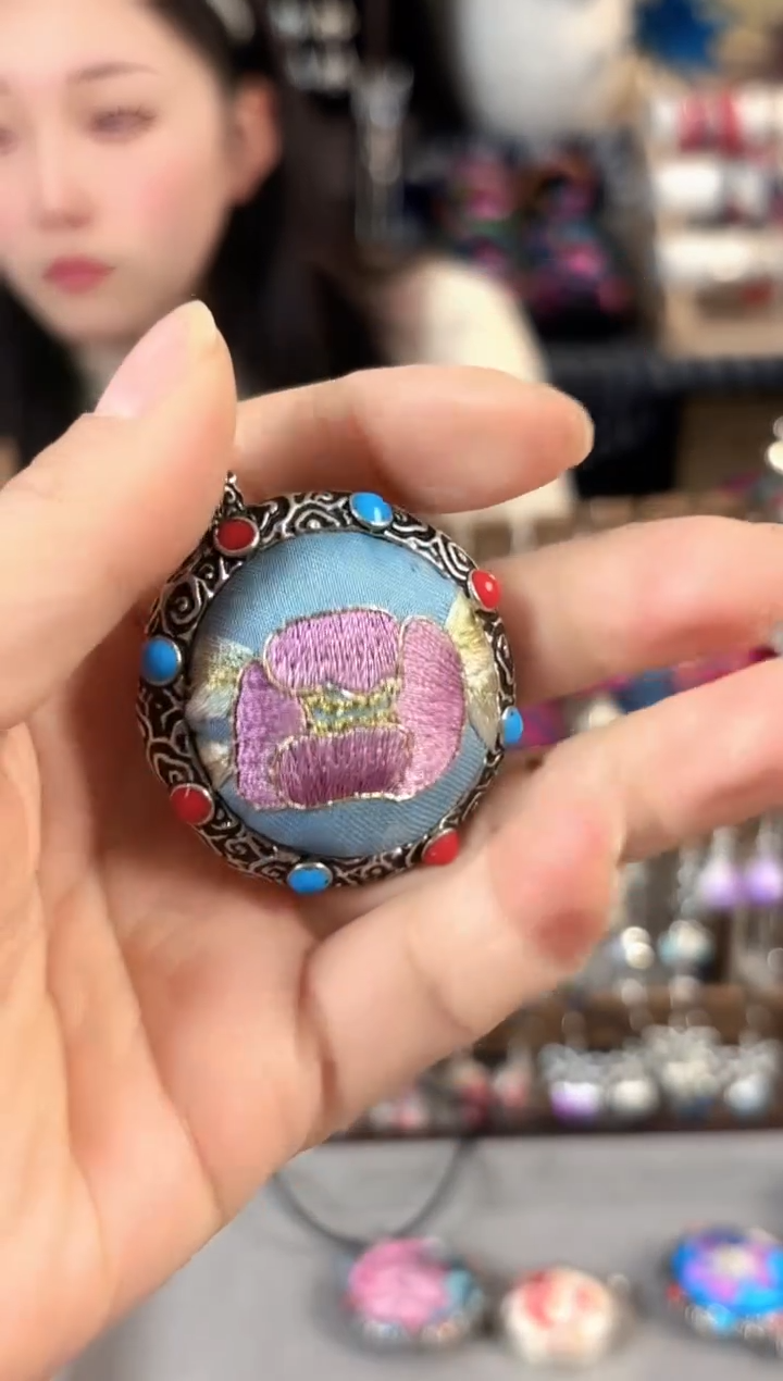 彩云南阁非遗老绣饰品743