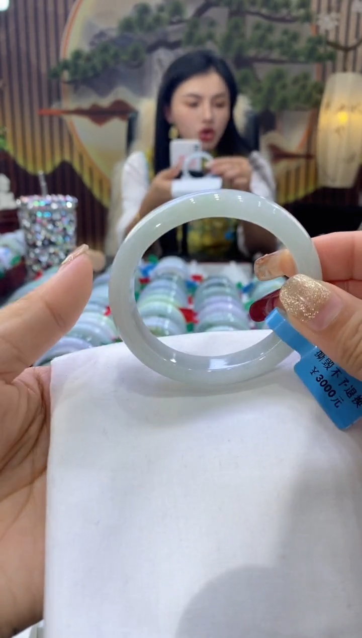 【闪购商品】翡翠手镯未镶嵌多人06046