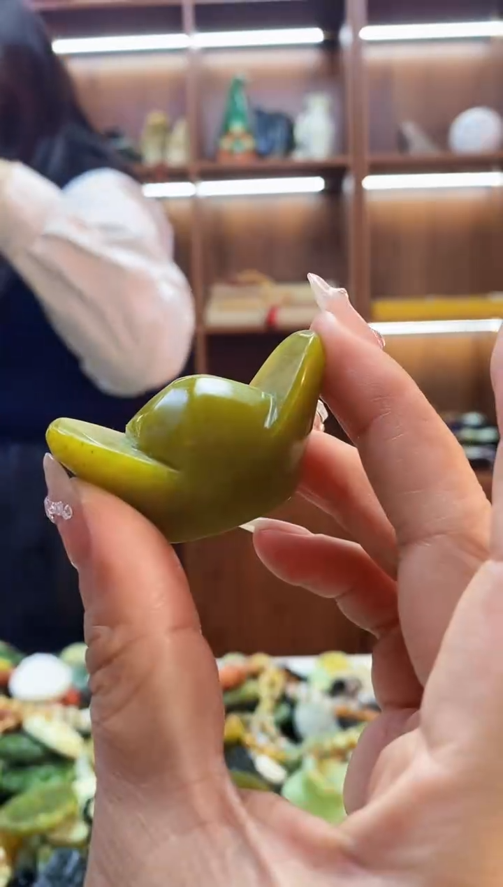 未镶嵌蛇纹石玉吊坠   