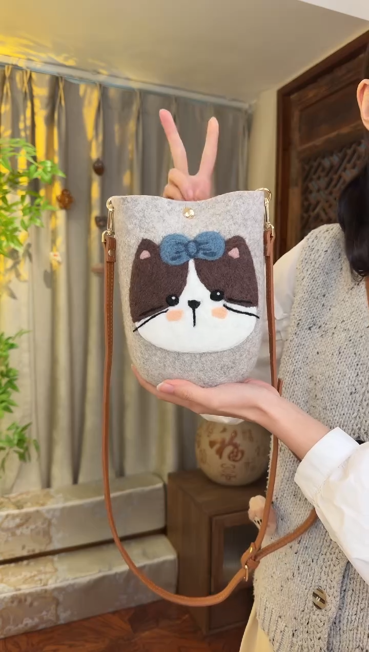羊毛非遗羊毛毡包 手机包灰猫咪