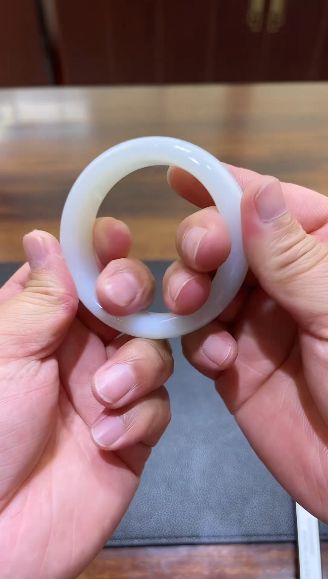 玉玉高端精品新疆羊奶白宽版手镯 拍一发一多样性发货