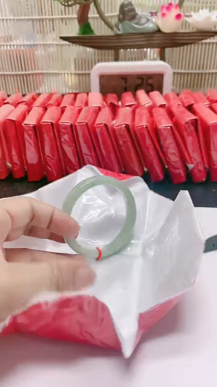 翡翠手镯未镶嵌25拍哪个图片就是发哪个57圈口