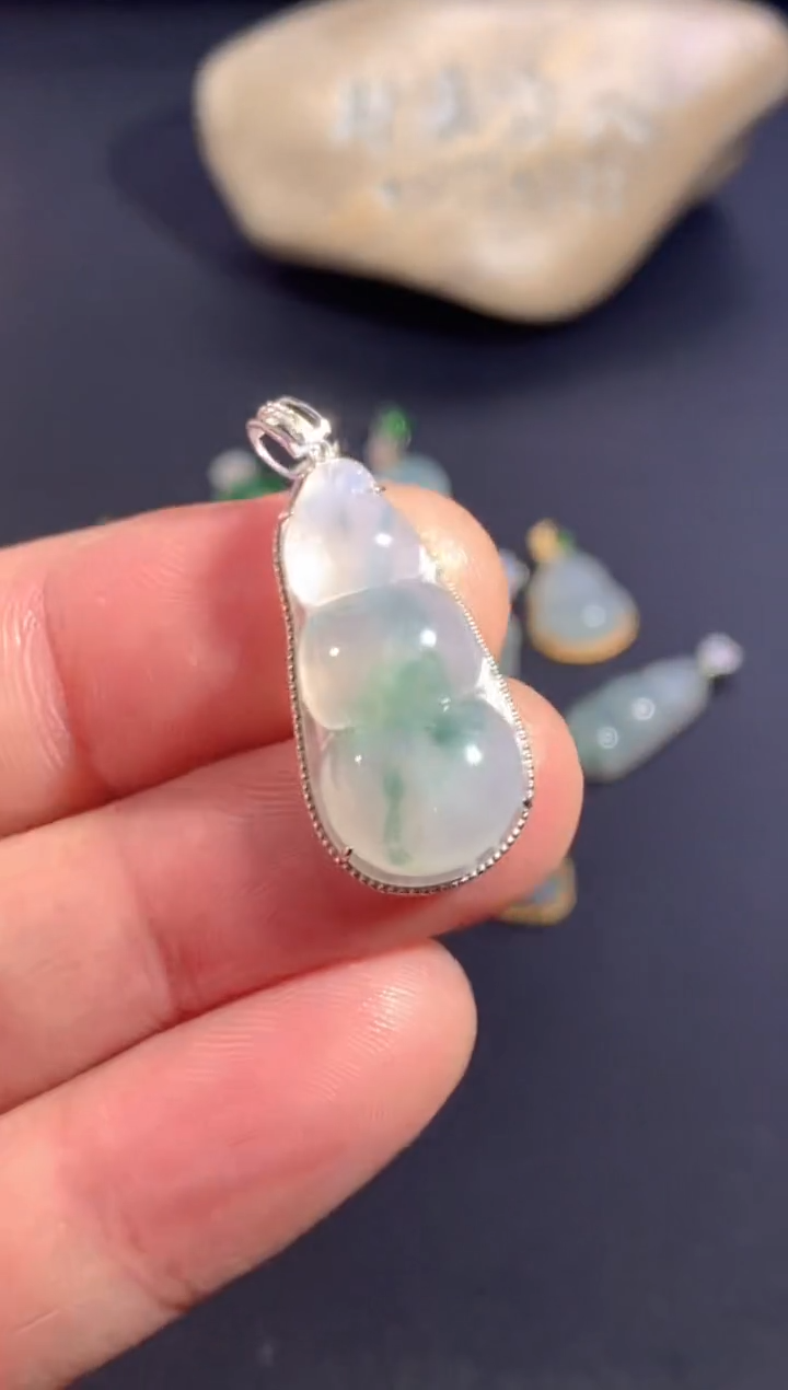 颈饰18K金镶嵌翡翠     