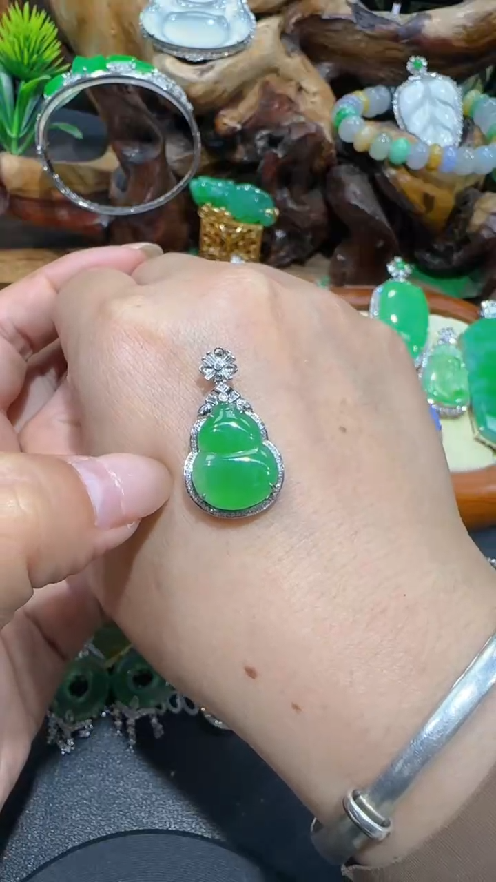 【闪购商品】翡翠吊坠(不含链)18K金镶嵌吊坠