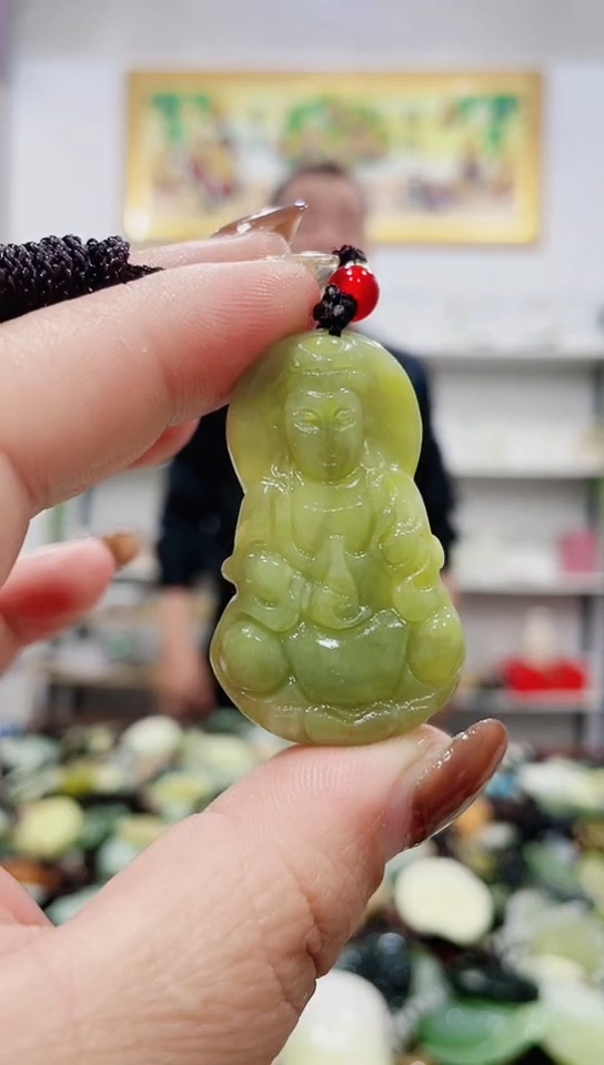 未镶嵌蛇纹石玉吊坠       