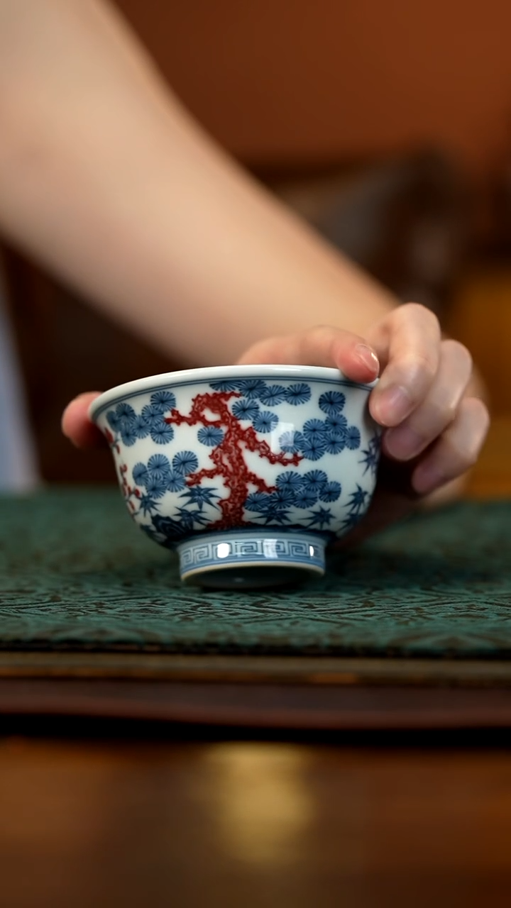 小****?青花釉里红松竹梅压手杯