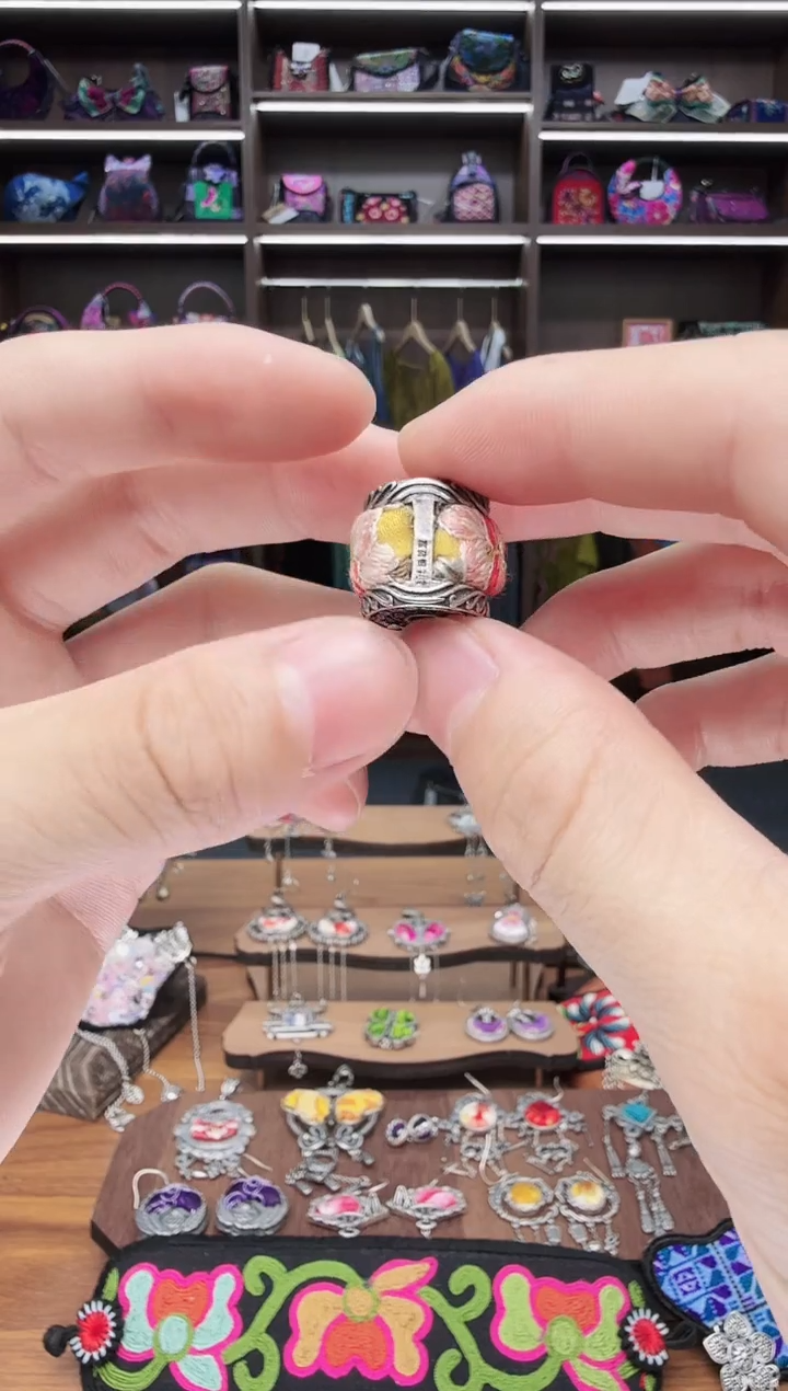 织绣43蒙阿苏苗绣传承店