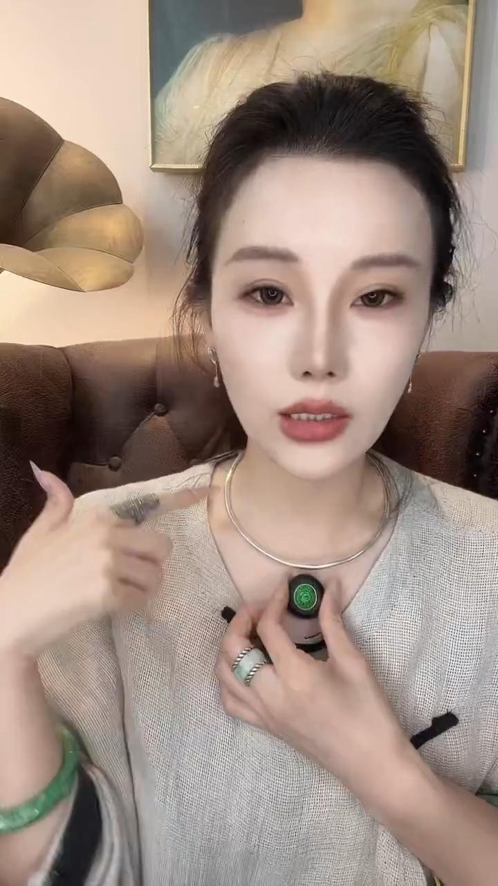 颈饰未镶嵌翡翠小****。翡翠E342