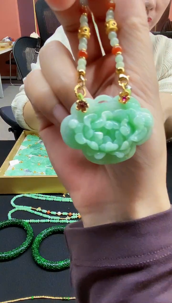 颈饰未镶嵌翡翠吊坠