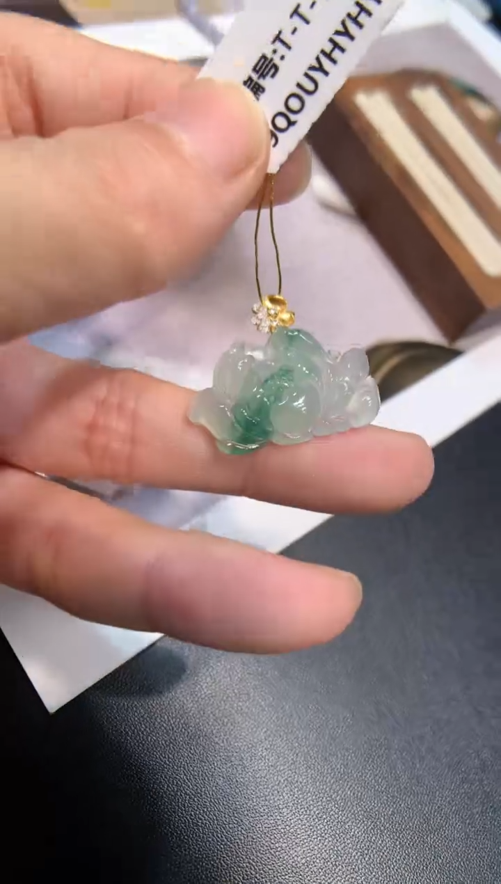 颈饰18K金镶嵌翡翠莲花