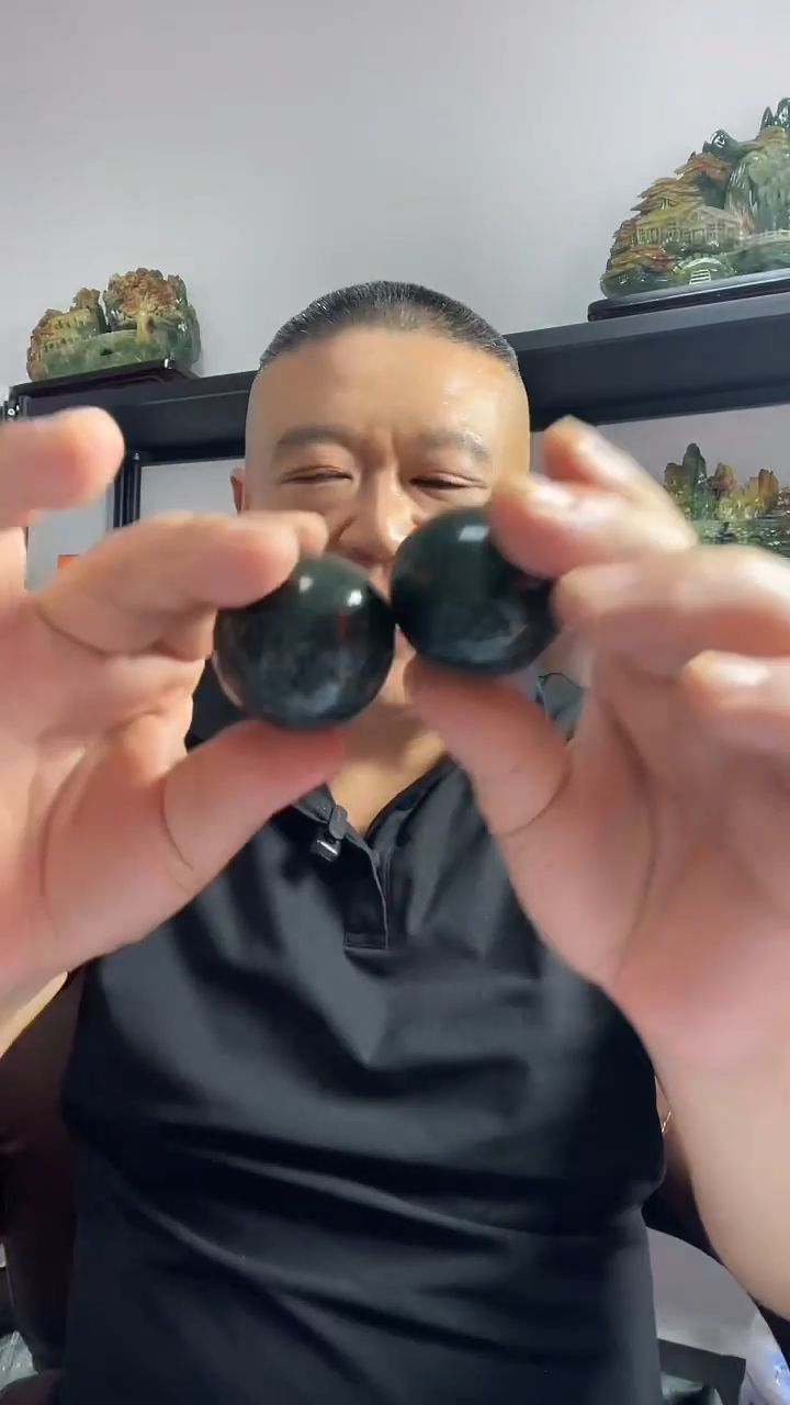 蛇纹石玉未镶嵌手球一对