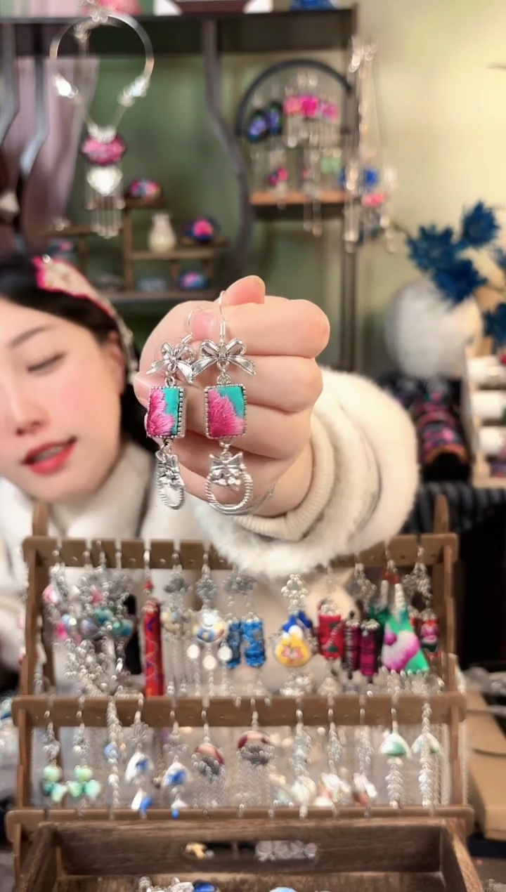 彩云南阁非遗老绣苗银饰品725