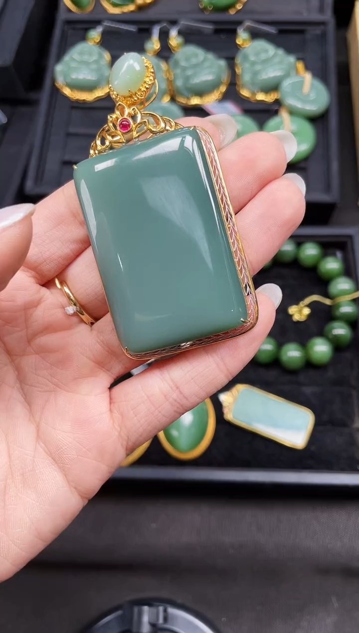 【闪购商品】和田玉吊坠18K金镶嵌多样性发一