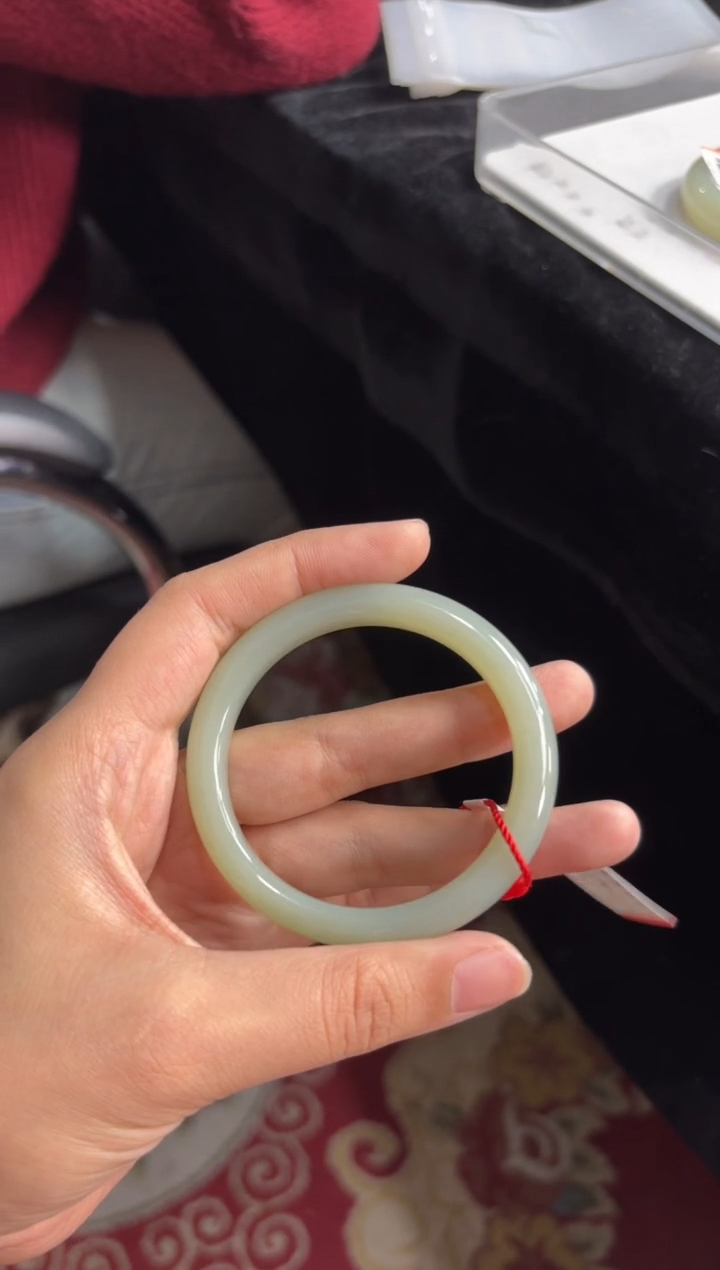 【闪购商品】和田玉手镯未镶嵌且末微色差近矿52+L