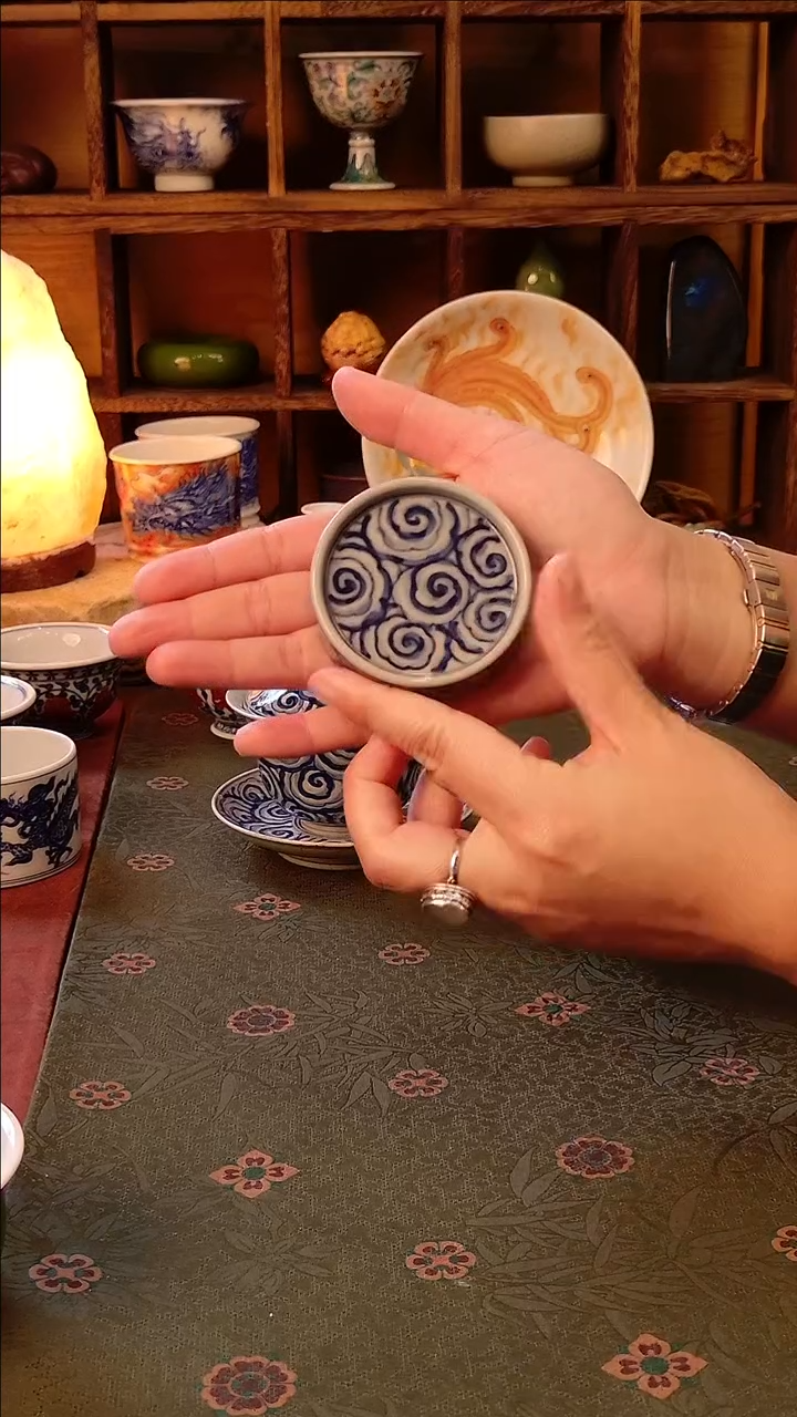 【手工手绘祥云圆饼盖置】