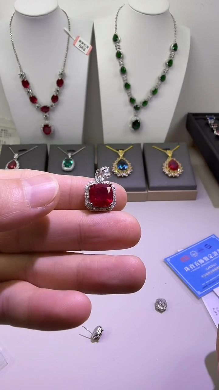 吊坠(赠链)18K金镶嵌红宝石38