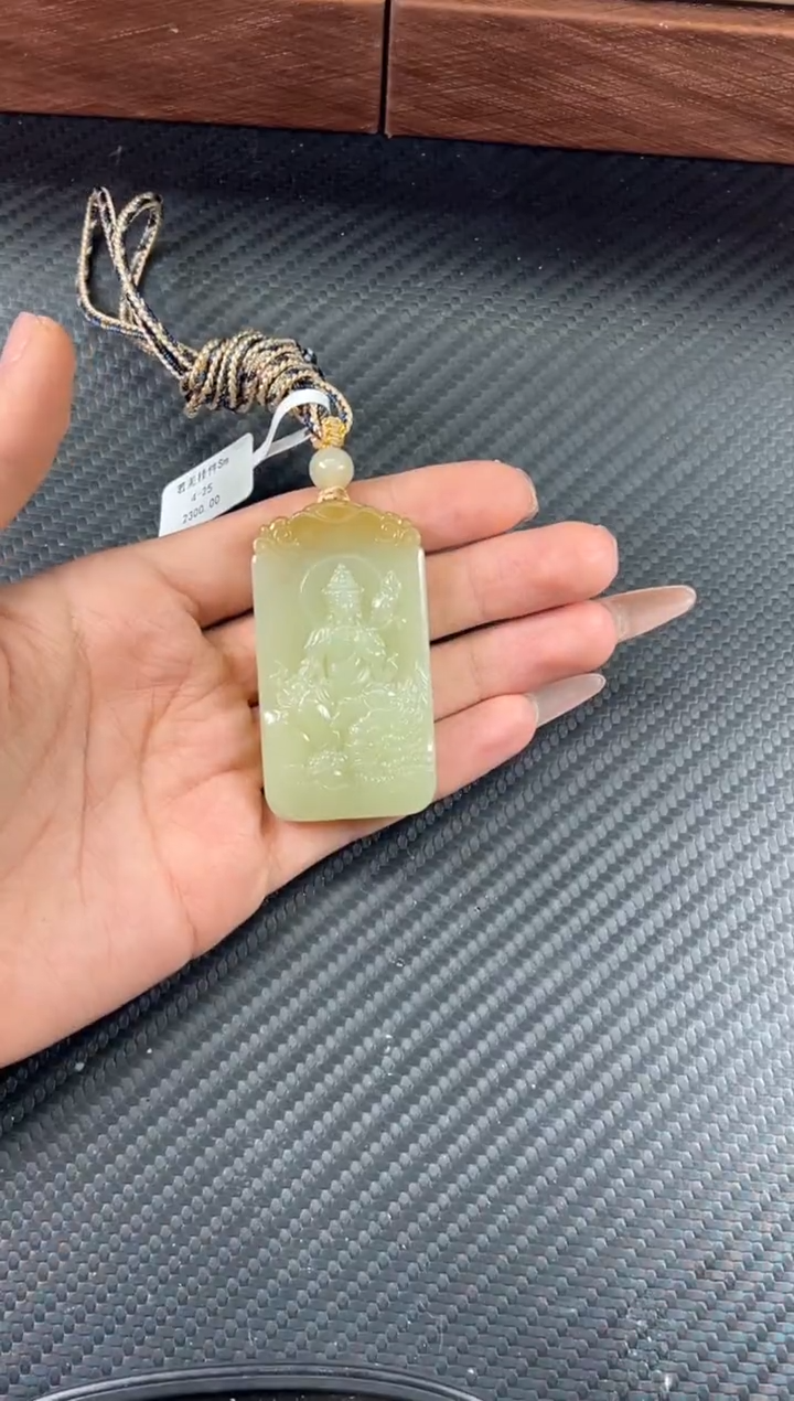 吊坠(赠链)未镶嵌和田玉若羌微色差吊坠Sm