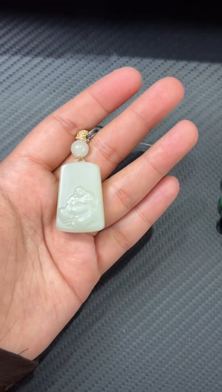 吊坠(赠链)未镶嵌和田玉且末微色差迪克兰一细吊坠