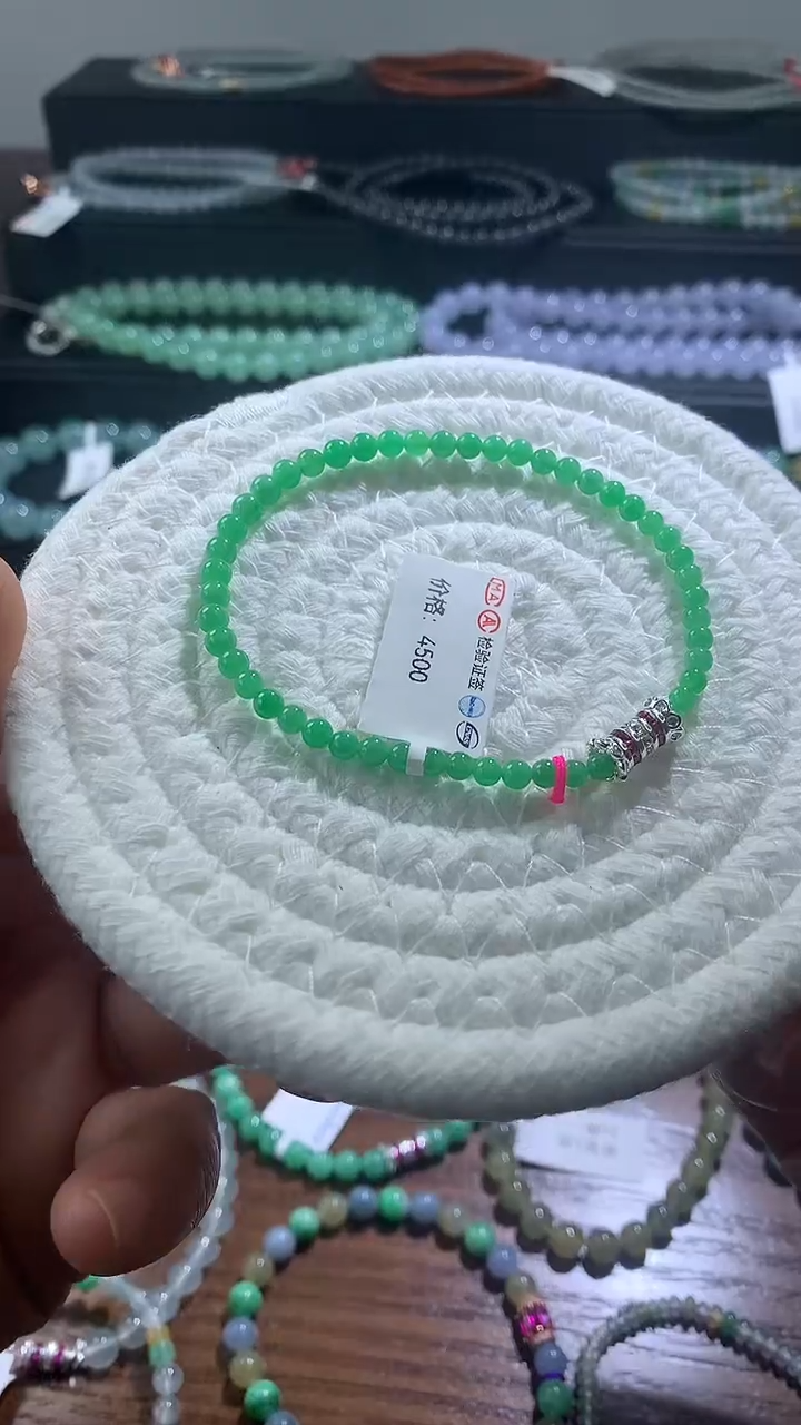 颈饰未镶嵌翡翠甜绿手串