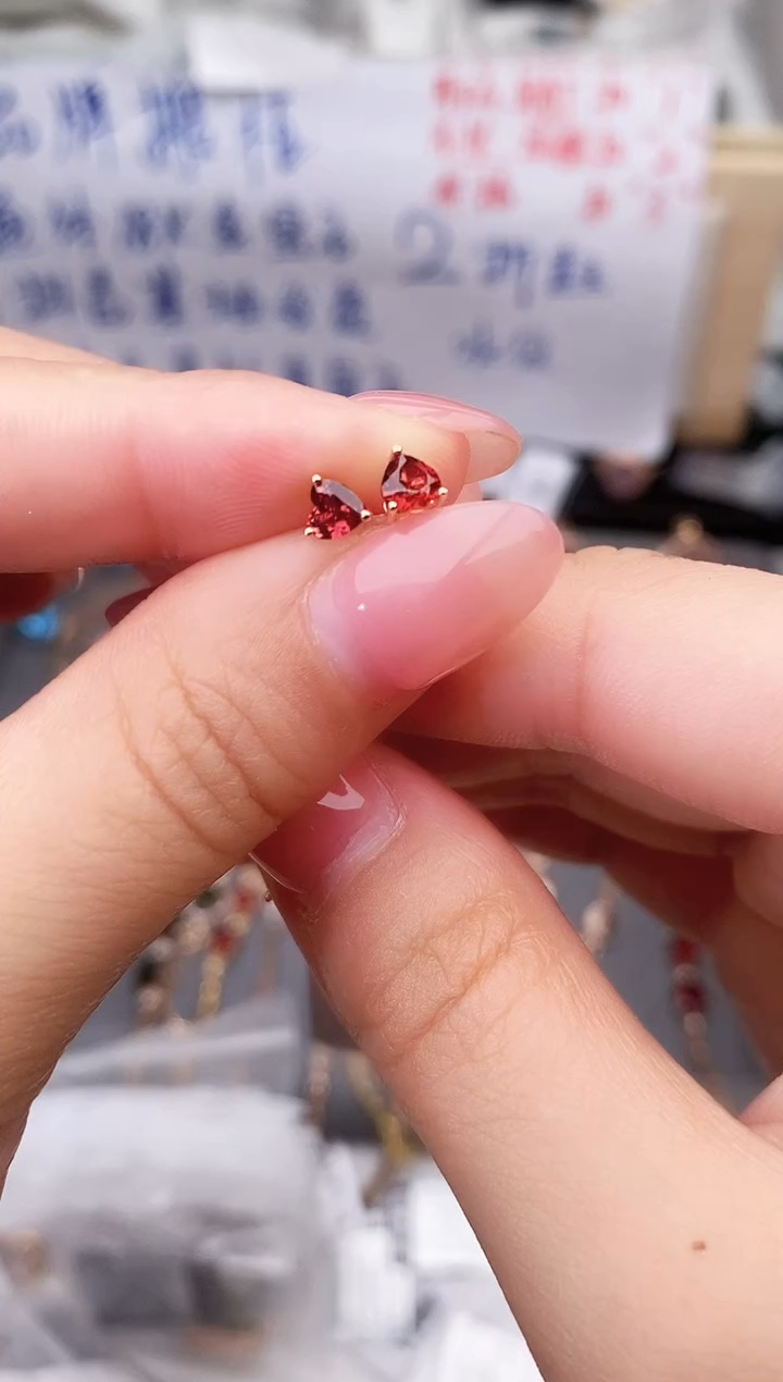 18K金镶嵌耳饰石榴石--专柜--