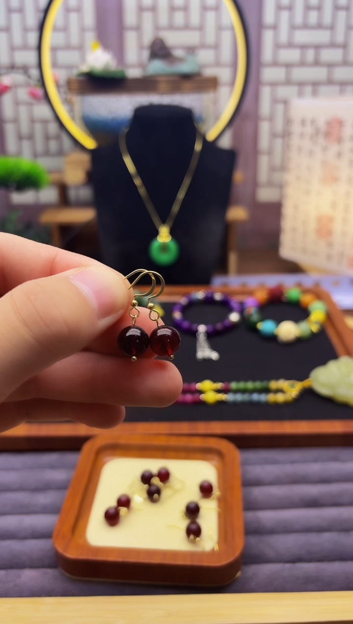 14K金镶嵌血珀耳饰E29