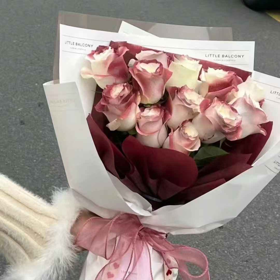 拥抱晚风——11朵白玫瑰喷色花束生日汶上花店送女友送老婆同城速递