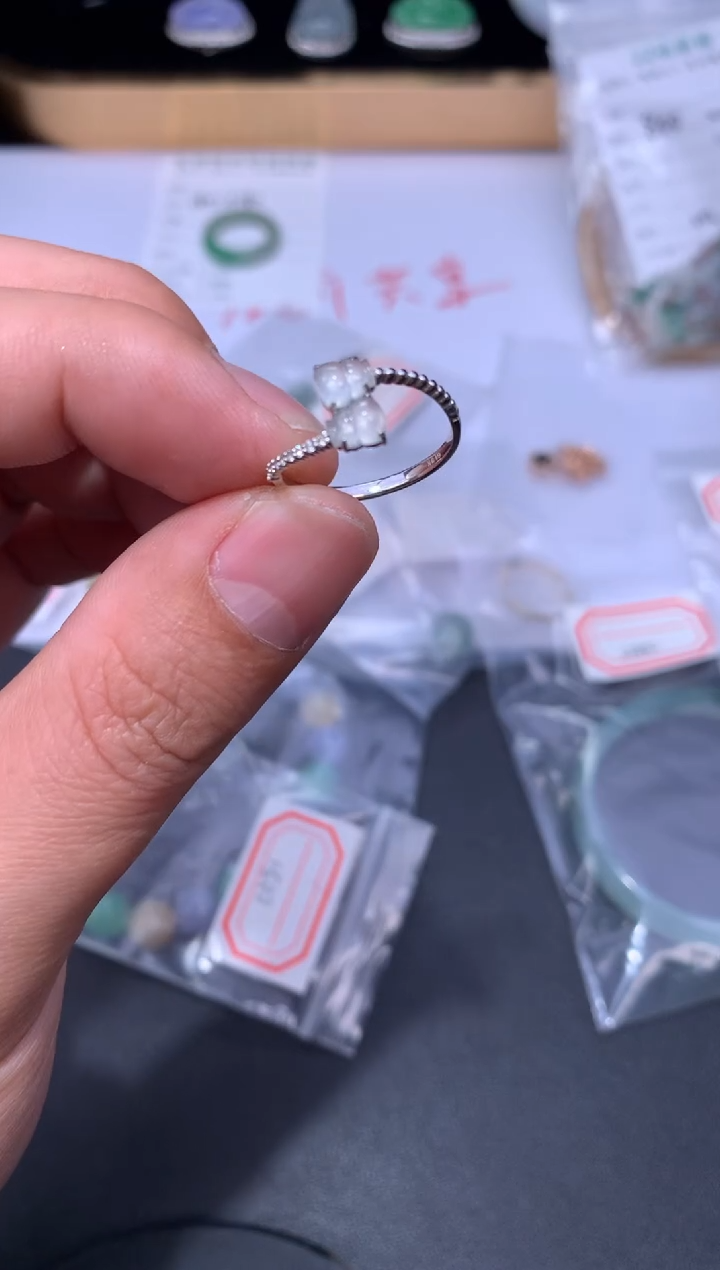 颈饰18K金镶嵌翡翠48小时鉴赏期 退货不扣服务费