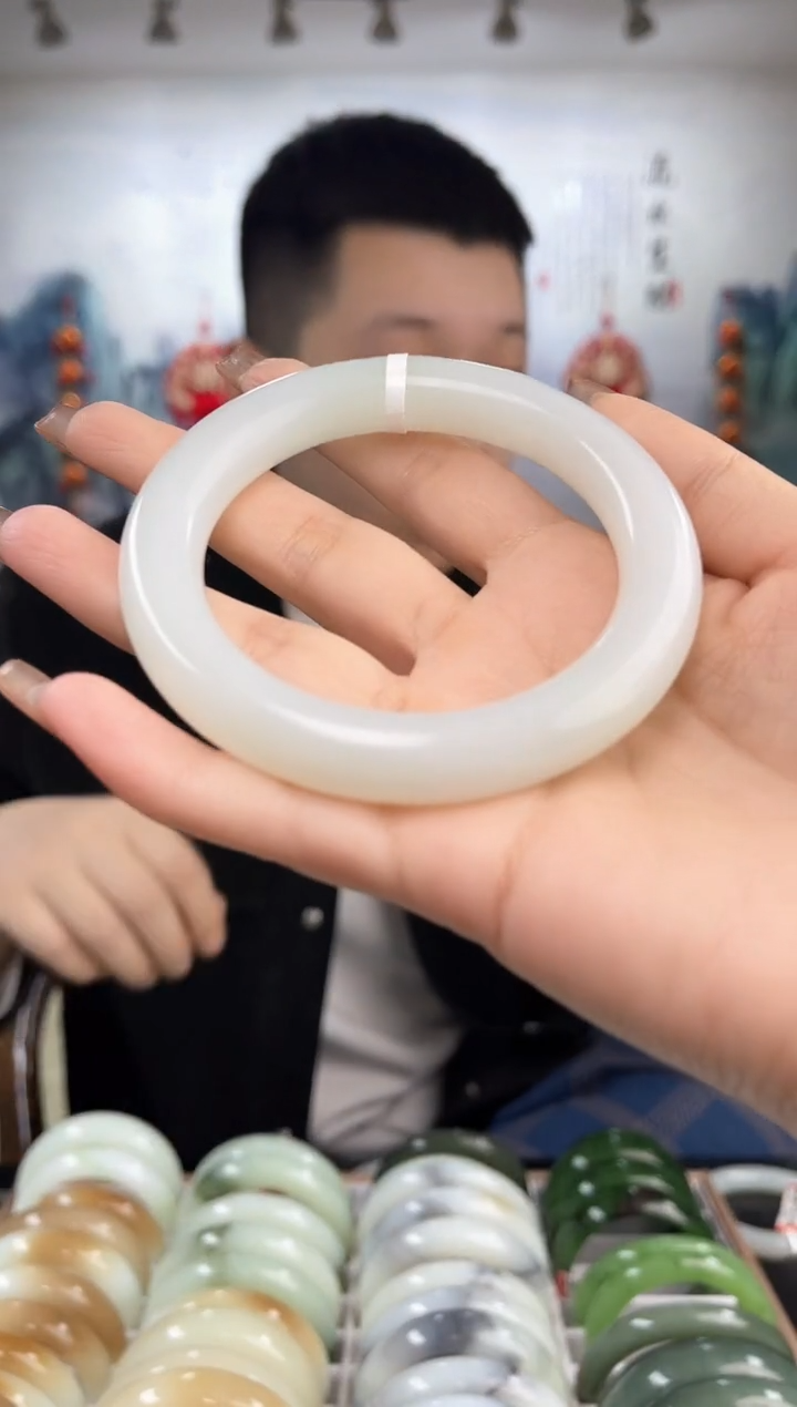 【闪购商品】和田玉手镯未镶嵌61圈口仅一只圆条