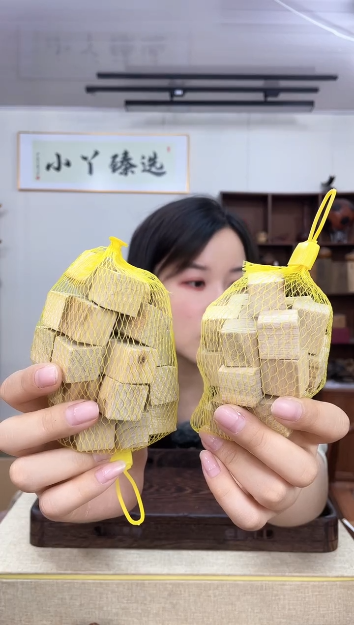 126香樟木木木块两袋