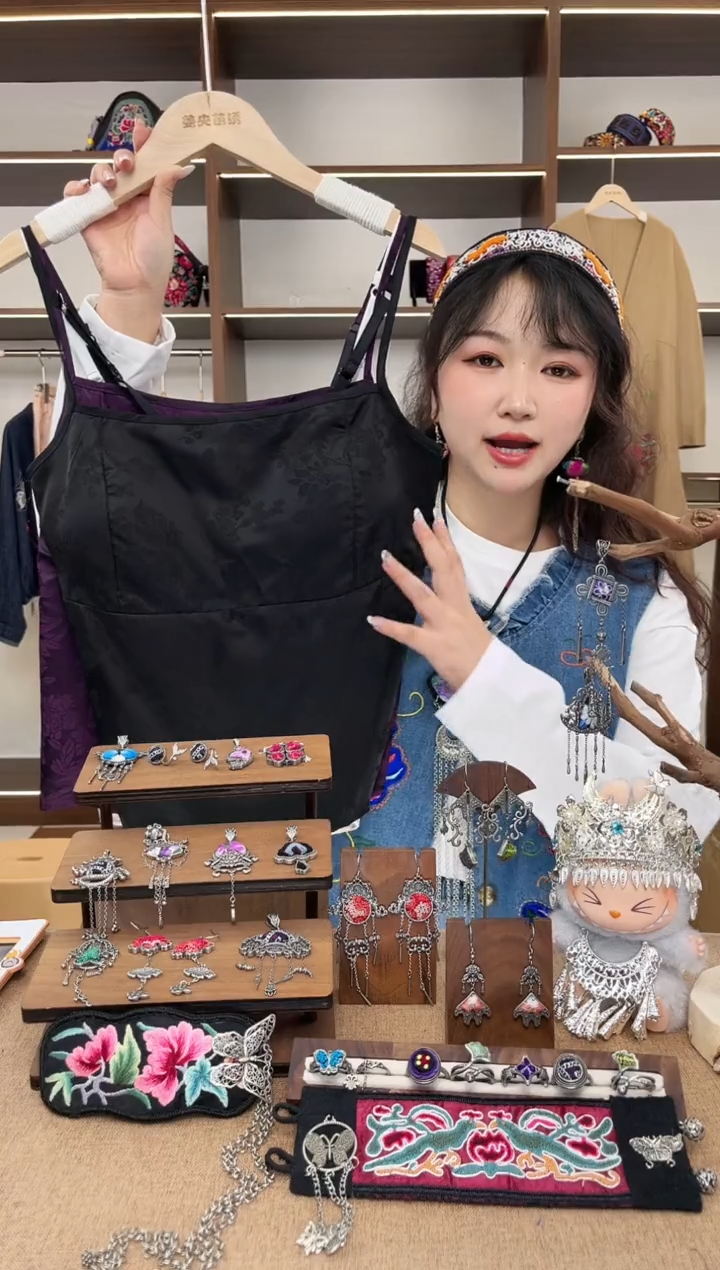 织绣A18黔东南苗族刺绣黑色
