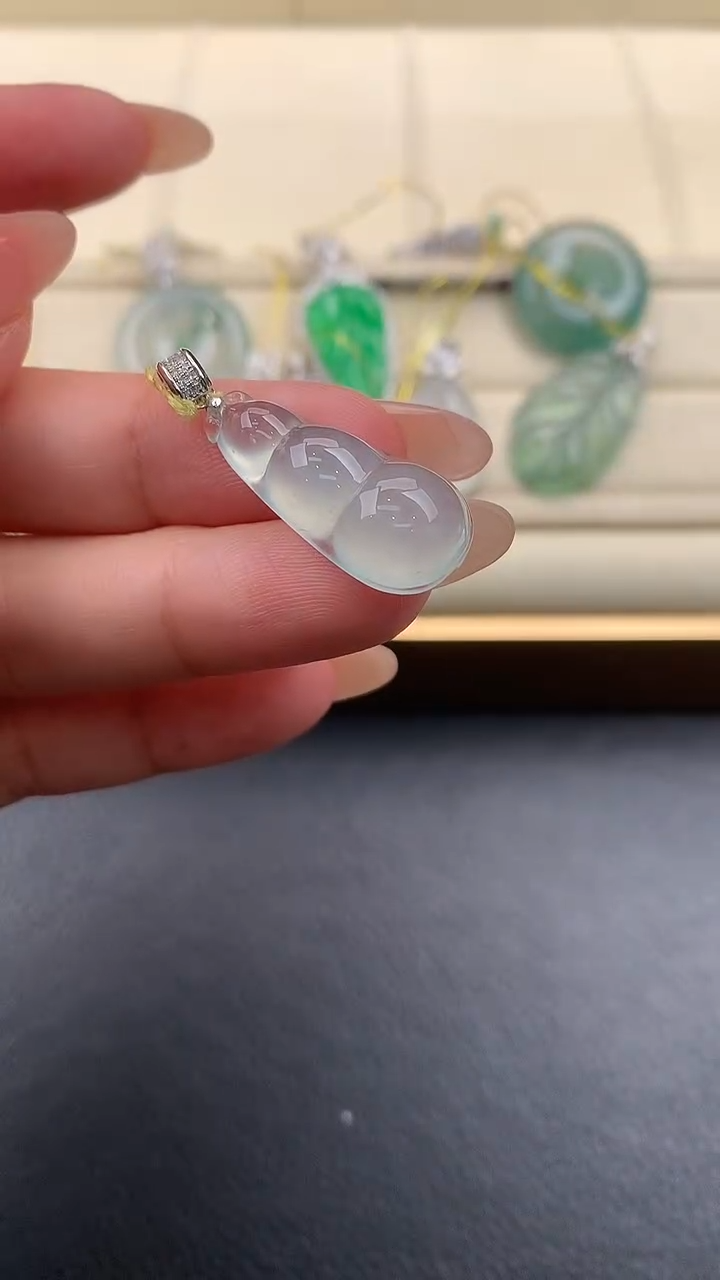 翡翠18K金镶嵌颈饰Q510