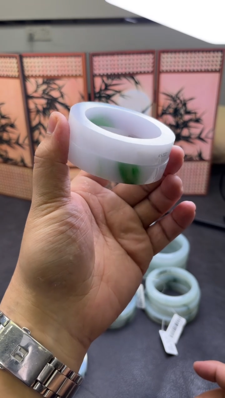 未镶嵌手镯定制翡翠燕*果多样性