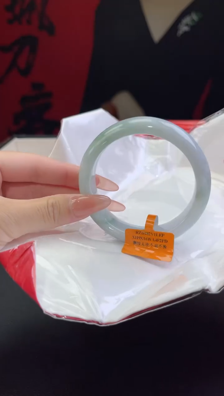 【闪购商品】翡翠手镯未镶嵌10翡翠手镯(微瑕）