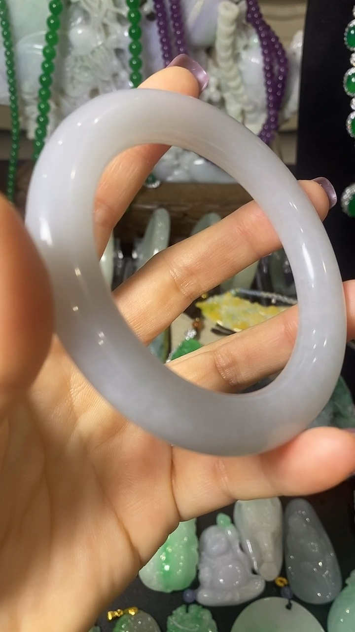 颈饰未镶嵌翡翠镯子