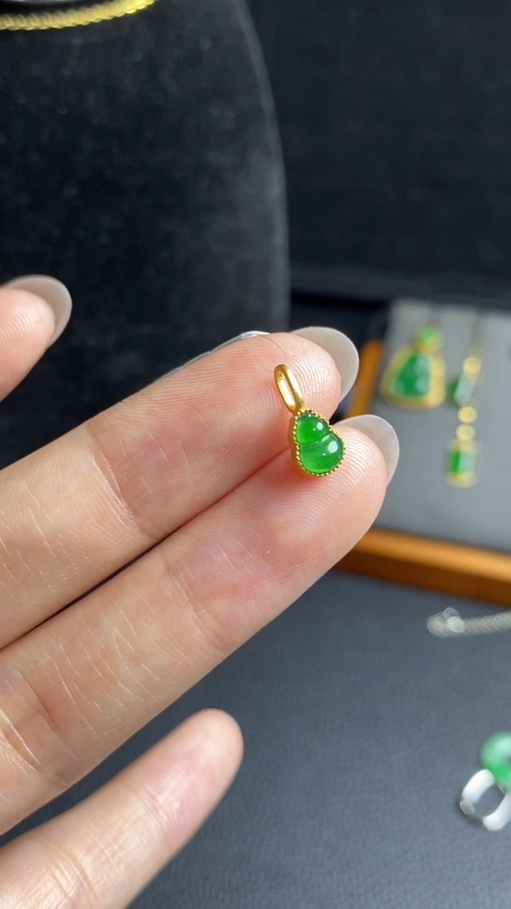 翡翠18K金镶嵌颈饰吊坠